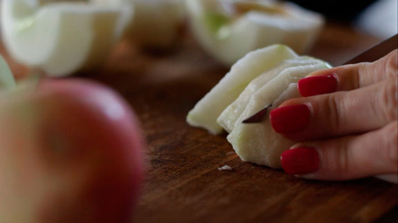 Яблоки очищаем от кожуры и нарезаем небольшими кубиками. Медовая шарлотка с яблоками и корицей: пошаговый фото-рецепт