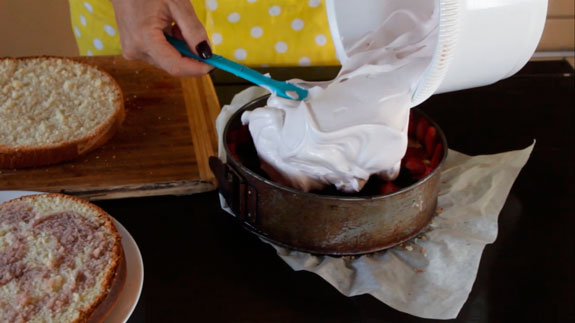 Поверх ягод выкладываем ¾ суфле, как на фото... Скошенный торт: пошаговый фото-рецепт