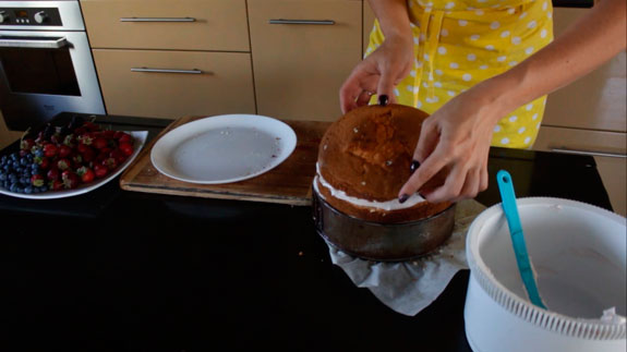 Затем выкладываем 1/3 суфле и накрываем... Скошенный торт: пошаговый фото-рецепт