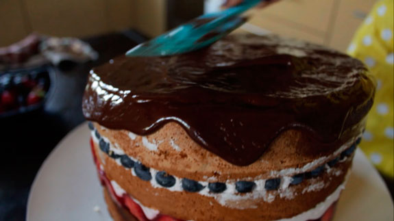 Верх скошенного торта покрываем... Скошенный торт: пошаговый фото-рецепт