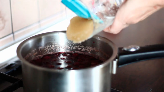 Даем остыть сиропу с вишней в течение 5-ти минут. Вишневое желе: пошаговый фото-рецепт