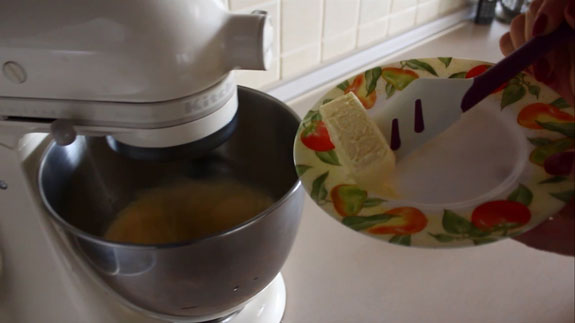 Затем добавляем мягкое сливочное... Тарт с заварным кремом и клубникой: пошаговый фото-рецепт