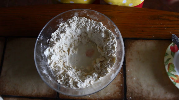 Затем вводим в тесто молоко и один... Тарт с заварным кремом и клубникой: пошаговый фото-рецепт