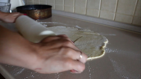 Раскатываем тесто в пласт толщиной около 1... Тарт с заварным кремом и клубникой: пошаговый фото-рецепт