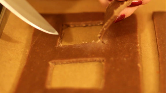 Как сделать пряничный домик: пошаговый фото-рецепт. Прорезаем окошка в домике
