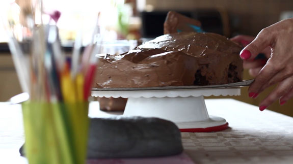 Выравниваем торт масляным кремом под покрытие мастикой. Торт машинка