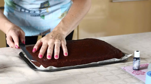 Разрезаем корж бисквита на 3 части по горизонтали. Как сделать торт машинку