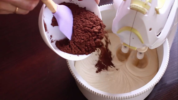 Последним ингредиентом вводим какао, добавляя его в чашу миксера небольшими порциями. Печенье Вупи пай (whoopie pie): пошаговый фото-рецепт
