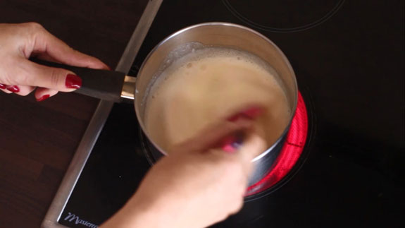 Переливаем заварную часть крема в кастрюльку... Шоколадный эклер: пошаговый фото-рецепт
