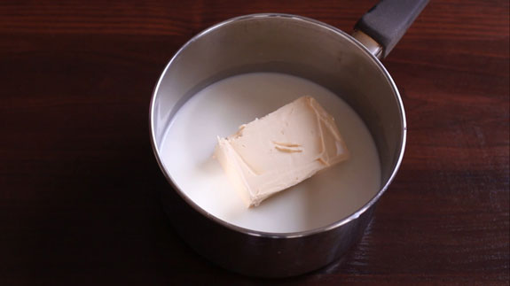 Молоко и сливочное масло перекладываем в... Шоколадный эклер: пошаговый фото-рецепт