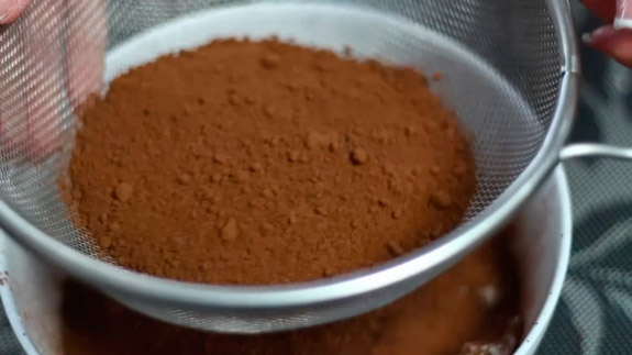 Через сито (чтобы избежать комочков) добавляем в смесь из сухих ингредиентов какао и перемешиваем ложкой. Американский Брауни: пошаговый фото-рецепт