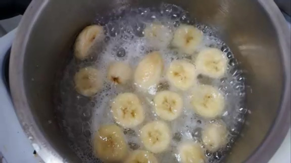 Готовим банановый топинг: соединяем воду,... Банановый торт: пошаговый фото-рецепт