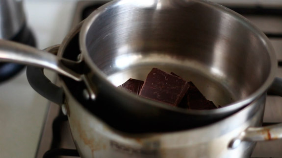 Шоколад порубите на кусочки. Диетические шоколадные конфеты с арахисовой пастой: пошаговый фото-рецепт