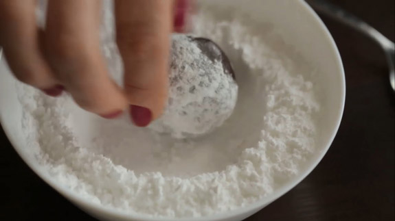 Затем обмакиваем шарики в сахарную пудру.... Шоколадные пряники: пошаговый фото-рецепт