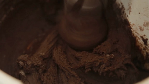 Затем высыпаем в чашу миксера, снизив перед... Шоколадные пряники: пошаговый фото-рецепт