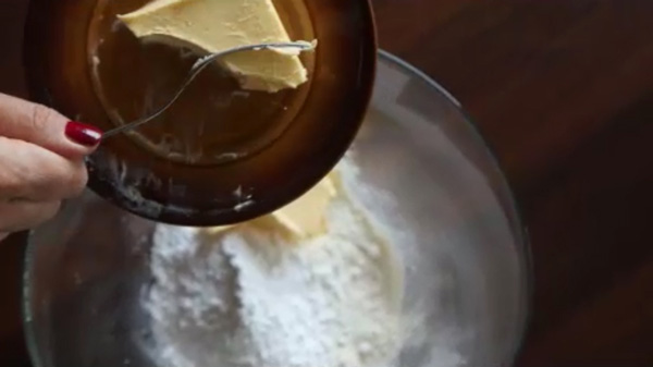Затем вводим мягкое сливочное масло или маргарин. Песочное печенье на молоке: пошаговый фото-рецепт