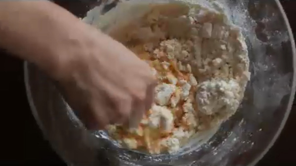 Замешиваем тесто сначала с помощью вилочки или лопатки. Песочное печенье на молоке: пошаговый фото-рецепт