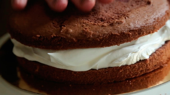 Накрываем второй частью бисквита:... Торт Черный Лес: пошаговый фото-рецепт