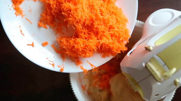 Вводим морковь, заранее натертую на мелкой... Морковный торт: пошаговый фото-рецепт