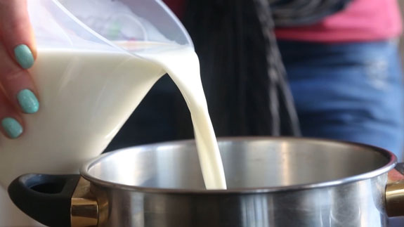 Молоко, сахар и ванильный сахар соединяем в кастрюле. Заварной крем: пошаговый фото-рецепт
